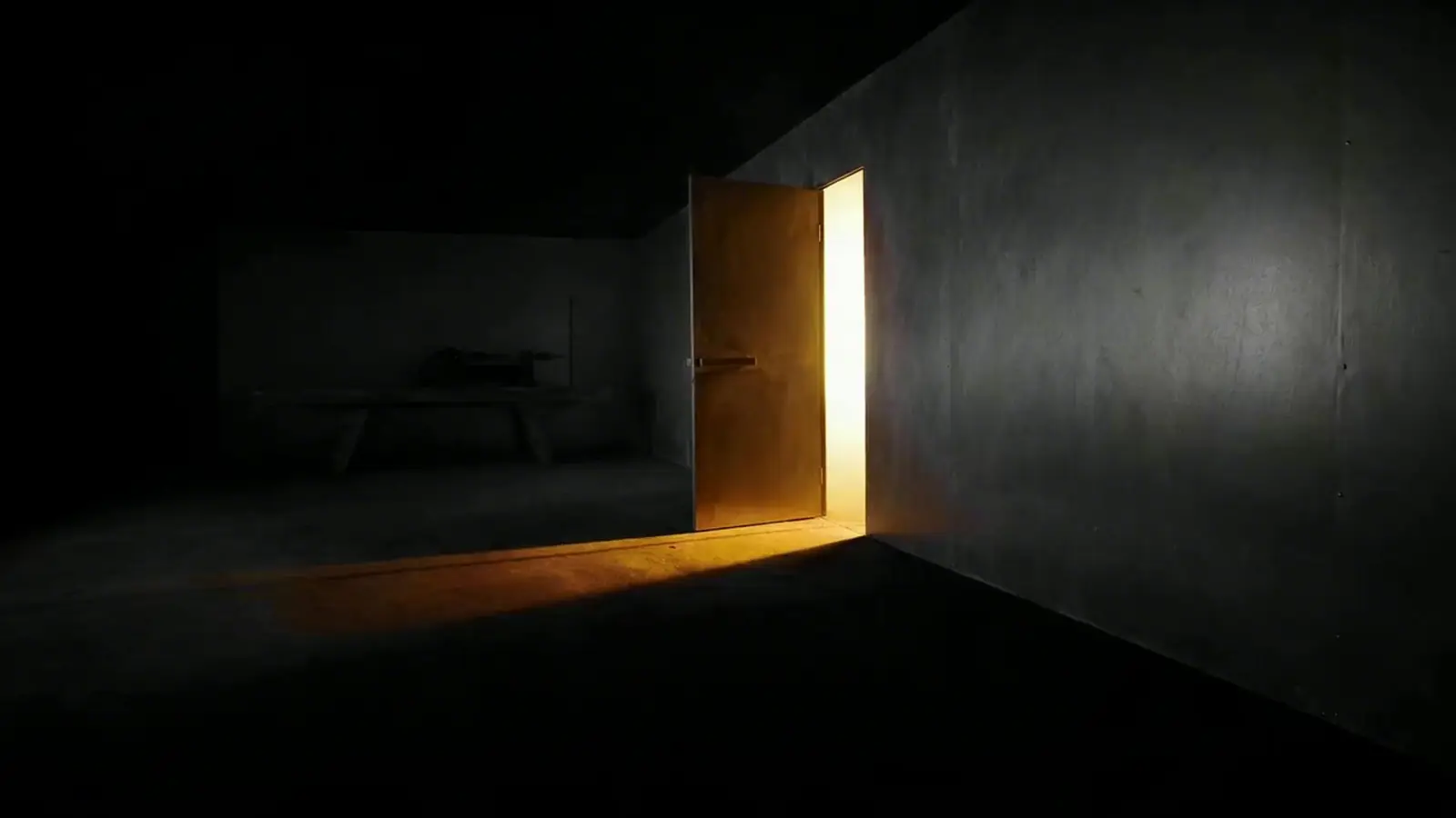 De open deur van een smederij waardoor warm gouden licht over een donkere vloer valt